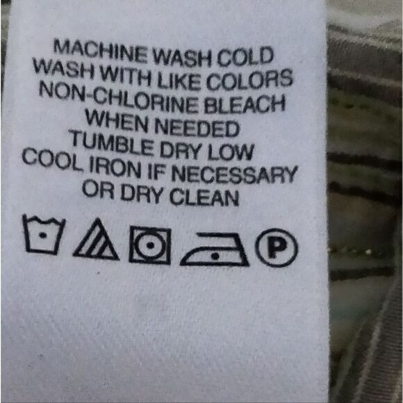 "First Issue" ( a liz Claiborne company) woman's shirt - Picture 7 of 10